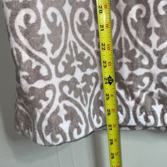 🦋Grey & white detailed shower body wrap! - Picture 6 of 7